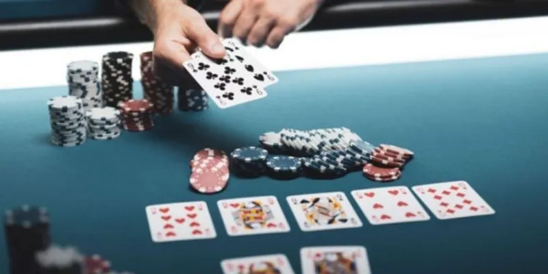 Chiến thuật ăn cây chốt trong phỏm 789Bet – Bí kíp lật ngược tình thế phút cuối 3 Khi nào nên ăn cây chốt trong Phỏm?